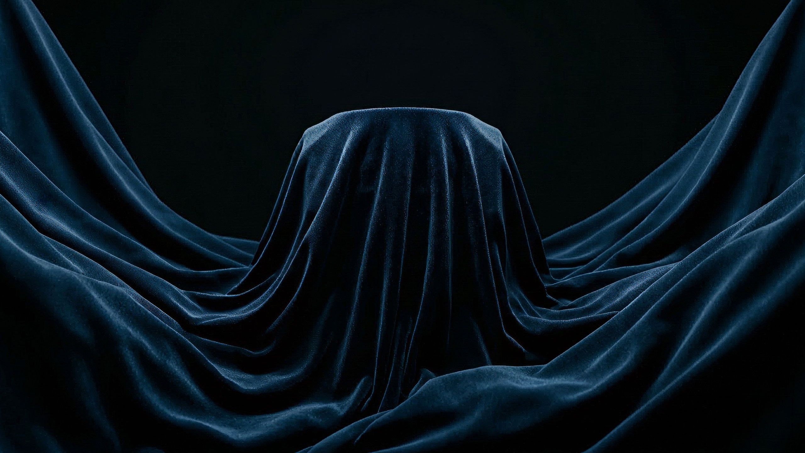 Abstraktes AQUATO Messe-Visual zur IFAT 2026: Eine monumentale Produktneuheit, verhüllt unter luxuriösem, navyblauem Samt in dramatischem Kontrastlicht.